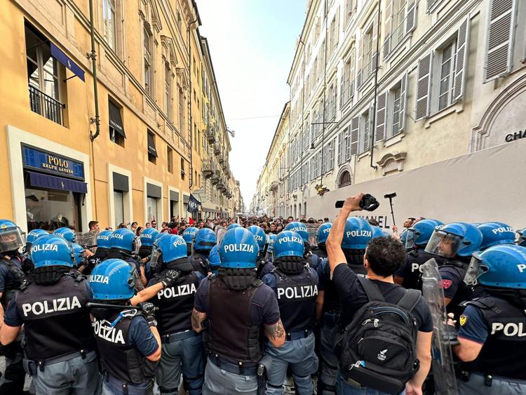 Agenti in tenuta antisommossa e manifestanti a Torino (Fotogramma)