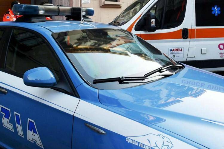 Auto della polizia e un'ambulanza - (Fotogramma)