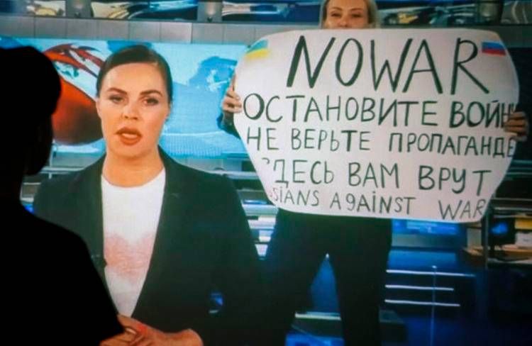 Marina Ovsyannikova protesta contro la guerra in Ucraina - (Fotogramma)