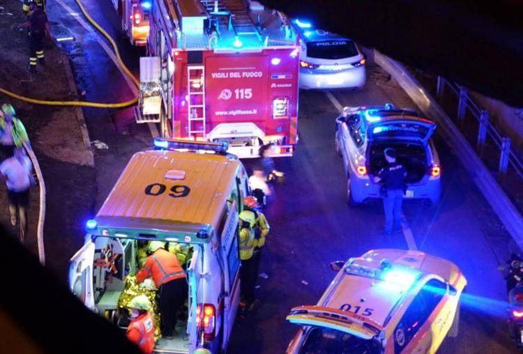 Soccorsi dopo l'incidente del bus a Mestre - (Fotogramma)