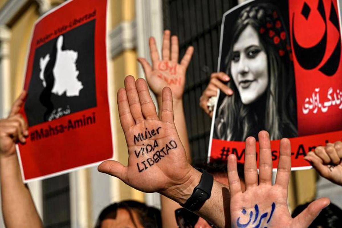 Iran, 16enne in coma dopo pestaggio: “Era senza velo”
