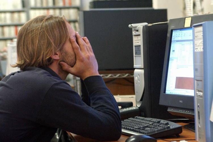 Uomo al computer - Fotogramma