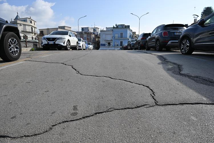 Crepe sull'asfalto dopo terremoto a Campi Flegrei (Afp)