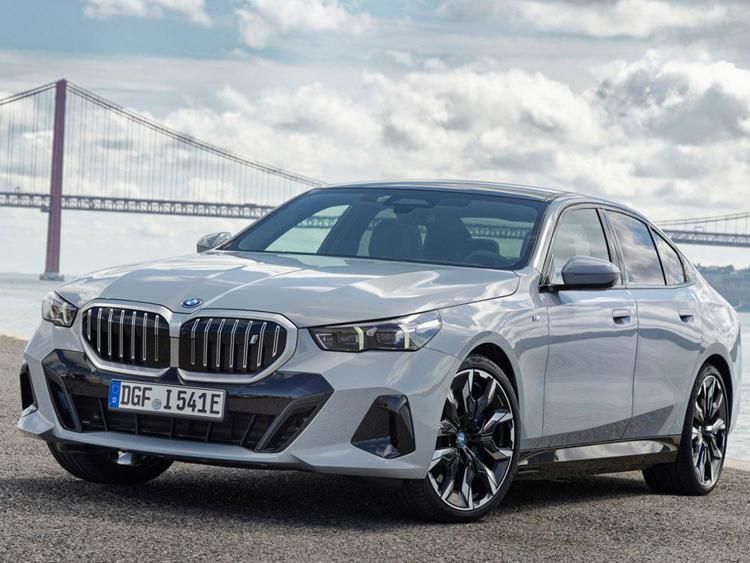 BMW i5 2024: la berlina elettrica di nuova generazione