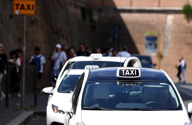 Taxi a Roma - (Fotogramma)