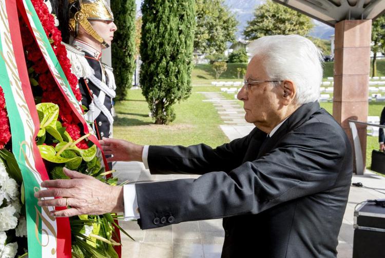 Il presidente della Repubblica Sergio Mattarella depone una corona di fiori al cimitero monumentale 'Vittime del Vajont' (Foto Quirinale)