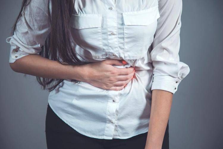 Donna che si tocca la pancia - ()