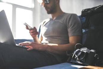 Tecnostress, 8 italiani su 10 incollati a smartphone e pc: come difendersi