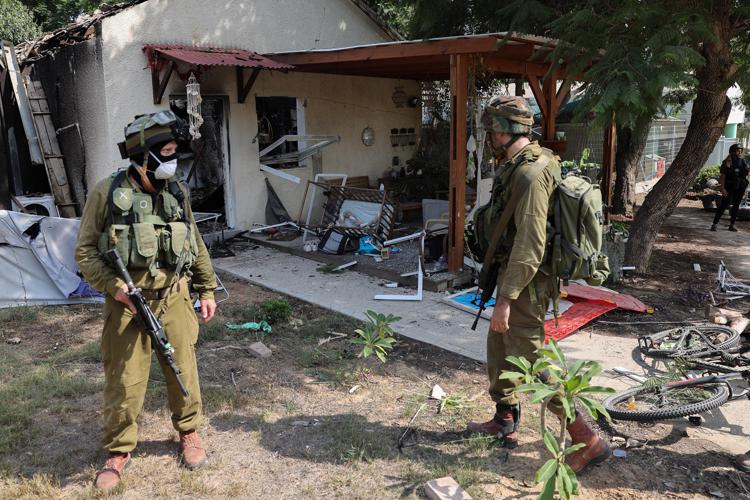 Soldati israeliani in un kibbutz attaccato da Hamas