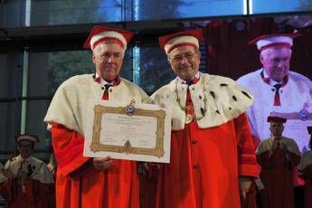 Carlo Ancelotti becomes a doctor, a coach and graduates from the University of Parma
