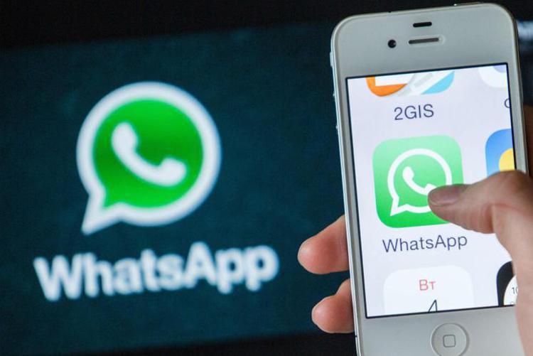 Uno smartphone e il logo di WhatsApp