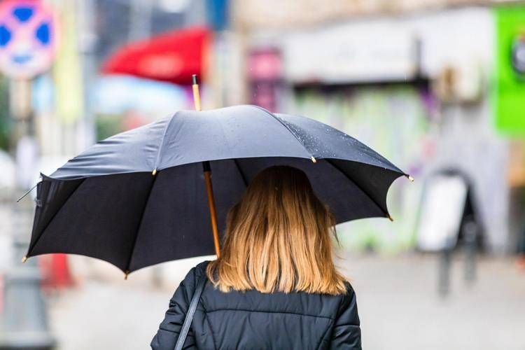 Persone con ombrello - (Foto 123RF)