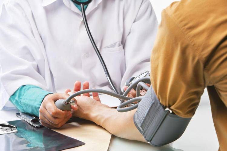 Medico misura la pressione - ()