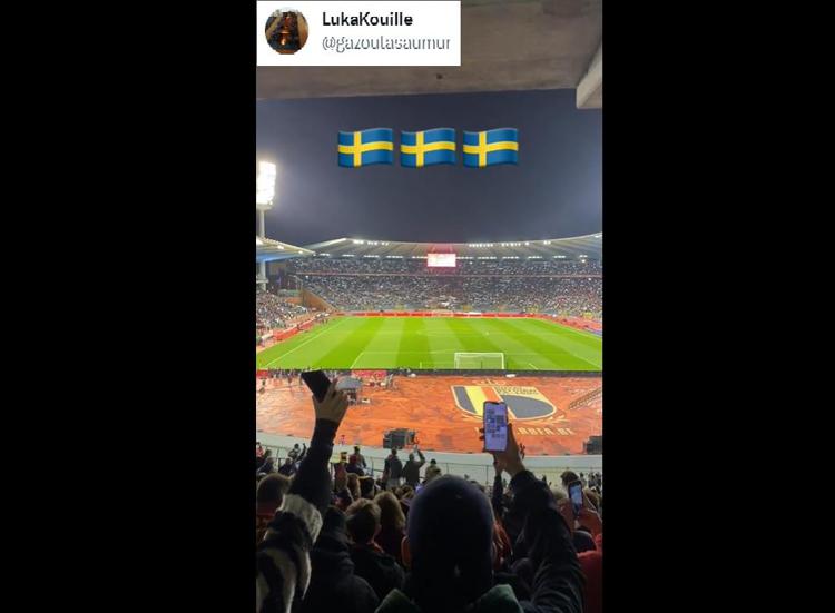 La solidarietà allo stadio per le vittime svedesi dell'attentato a Bruxelles - Luka Kouille /Twitter
