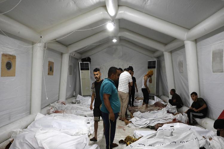 Vittime dopo la strage all'ospedale di Gaza - Afp
