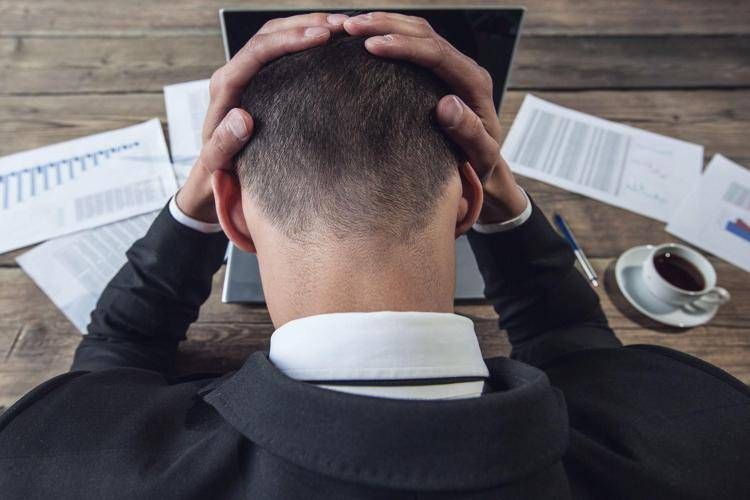 Uomo in difficoltà al computer