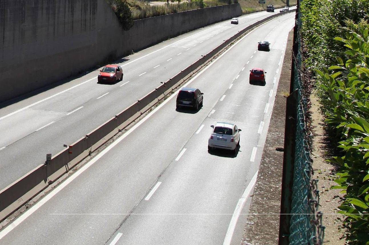 Roma - auto si schianta sulla Pontina: all