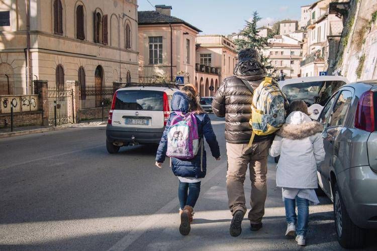 Un papà con i figli