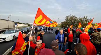 Strike, former Ilva workers occupy the Rome-Naples motorway – Video