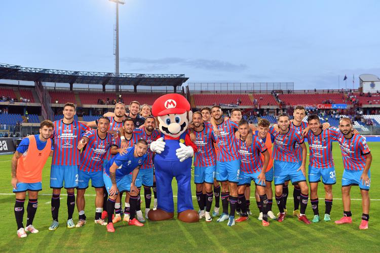 Mario festeggia in campo con il Catania per Super Mario Bros. Wonder