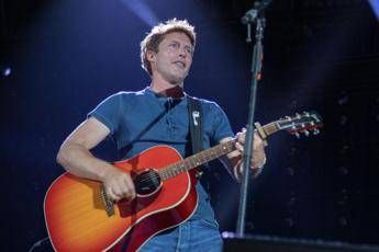 James Blunt presents the new album and talks about the war: “This is what happened in Kosovo”