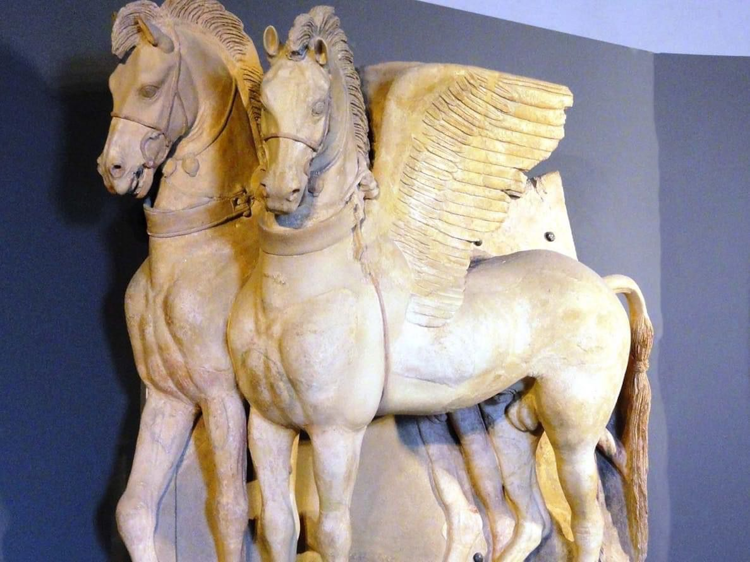 L'altorilievo dei Cavalli alati nel museo di Tarquinia (Foto Etruskey Dmo)