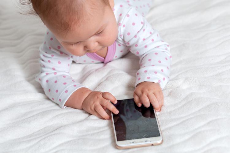 Bebè con smartphone - 

