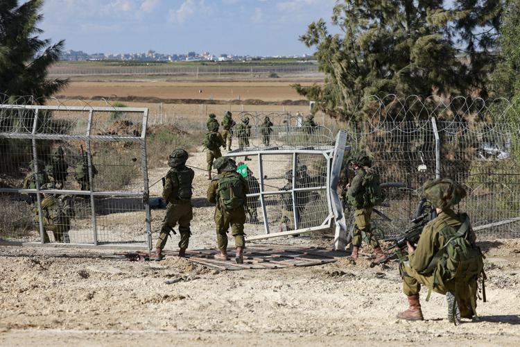 Truppe israeliane vicine al confine con Gaza - Afp