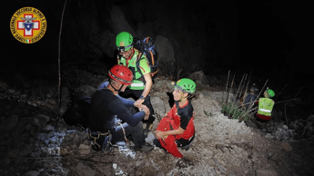 Four climbers stuck on the wall rescued