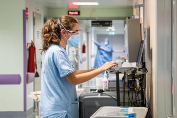 Tumori, costo neoplasie croniche sangue oltre 41mila euro l’anno a paziente