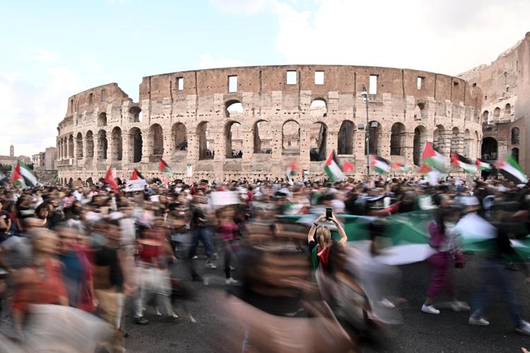 Il corteo pro-Palestina al centro di Roma - Afp