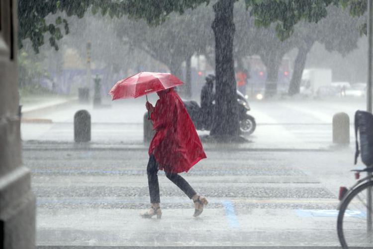 Una persona sotto la pioggia battente