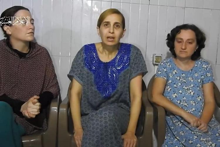 Le tre donne ostaggio di Hamas apparse in un video divulgato dalle Brigate Al-Qassam 