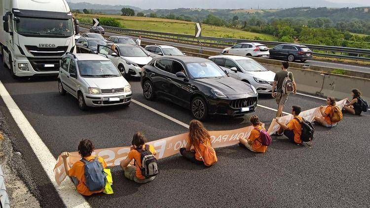 Un blocco stradale di Ultima Generazione
