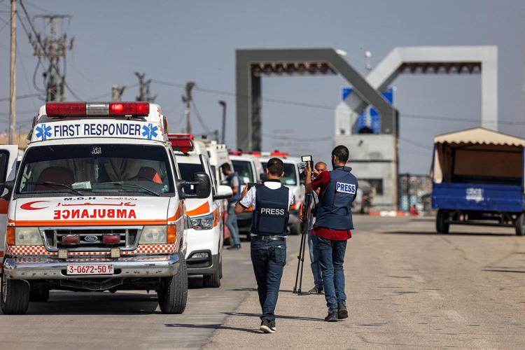 Ambulanze palestinesi con i feriti al valico di Rafah, al confine tra Egitto e Gaza - Afp