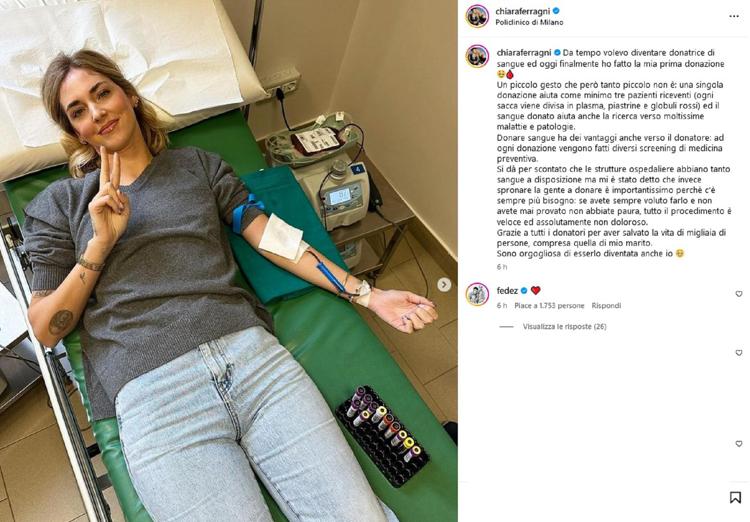 Chiara Ferragni mentre dona il sangue