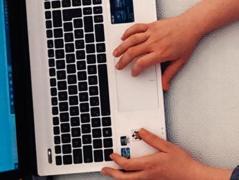 Salute: lo smart working stressa di più i papà, indagine