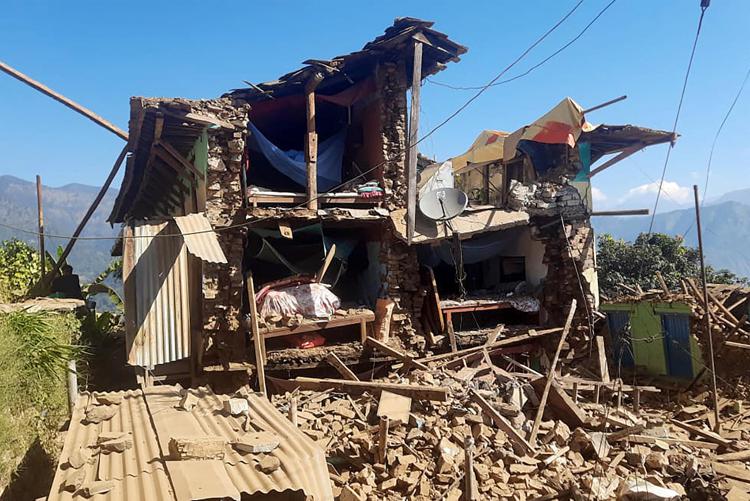 Un edificio colpito dal sisma in Nepal - Afp
