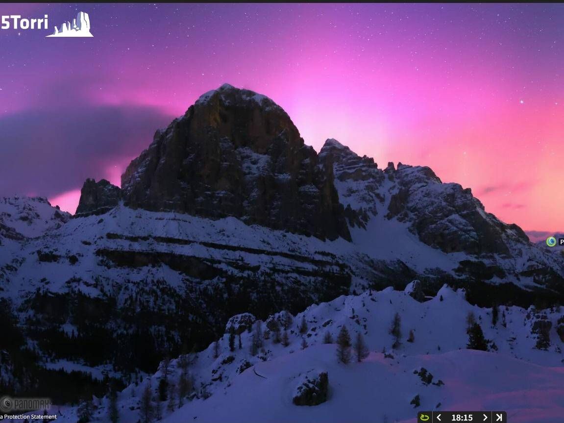 Aurora boreale in Italia, le spettacolari immagini dalle Dolomiti Foto