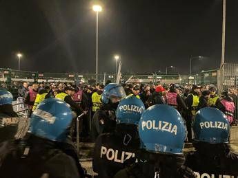 AC Milan-PSG, the French damage the metro cabin and try to break through the police line-up