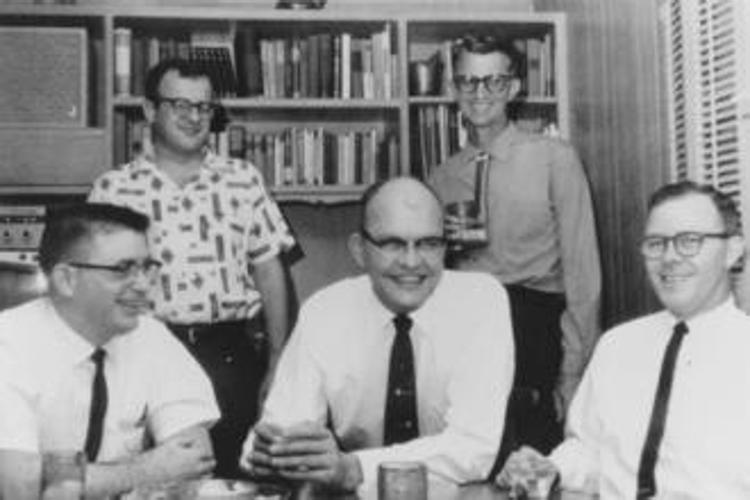Jack St. Clair Kilby (al centro in primo piano) con alcuni colleghi - James R. Biard Wikipedia /CC BY-SA 4.0