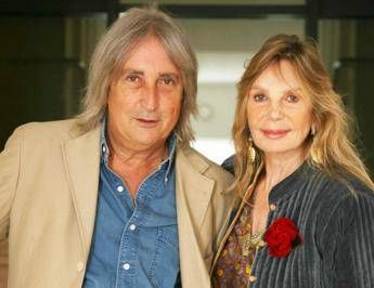 Enrico Vanzina and the first meeting with his wife: “I touched her while dancing, nothing was like before”