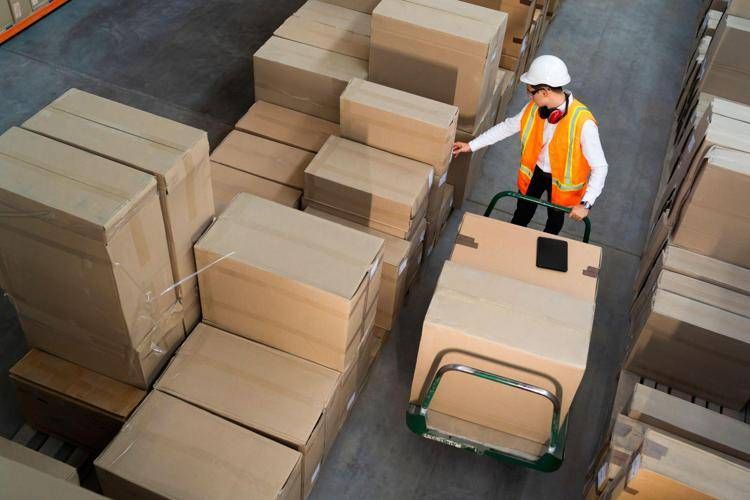 Scatoloni in magazzino di logistica - Canva