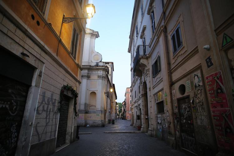 Una via del centro di Roma - Fotogramma