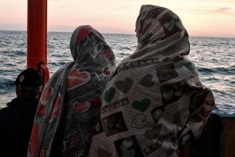 Donne guardano verso il mare - (Afp)