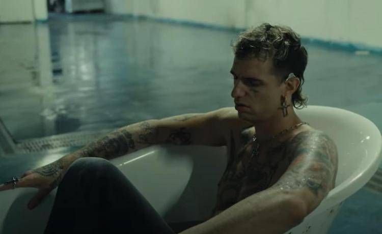 Achille Lauro nel videoclip di 'Stupidi Ragazzi' - Youtube