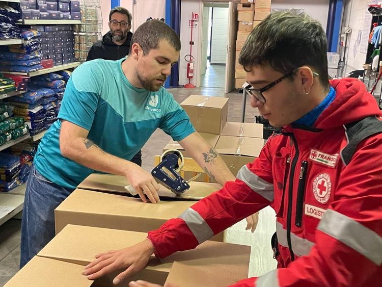 Deliveroo: in 12 mesi devoluti a Croce Rossa Italiana quasi 400mila euro per contrasto povertà alimentare
