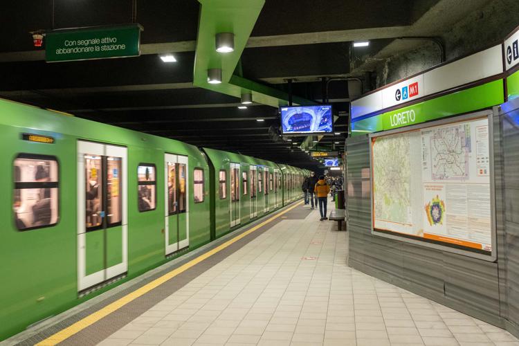 Una linea della metro a Milano