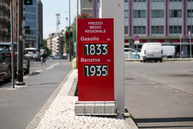 Un cartello con i prezzi di benzina e diesel