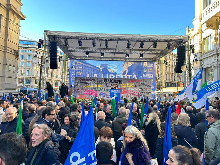 Fratelli d’Italia, a Milano la manifestazione 'Muro di Berlino'